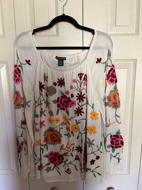 Chelsea & Theodore White Floral Embroidered Peasant Top size medium